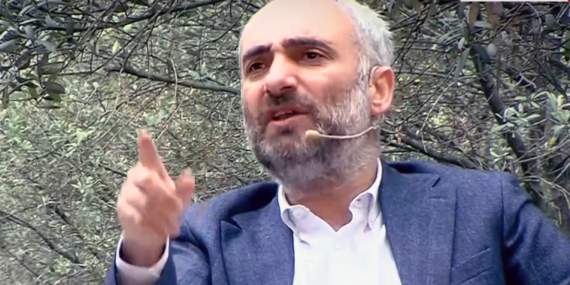 Gazeteci İsmail Saymaz ev hapsi kontrolüyle serbest bırakıldı.