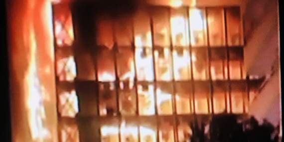 İzmir Narlıdere’de bir apartmanda çıkan yangına müdahale ediliyor..