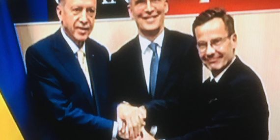 Türkiye, İsveç’in NATO üyeliğine onay verdi..