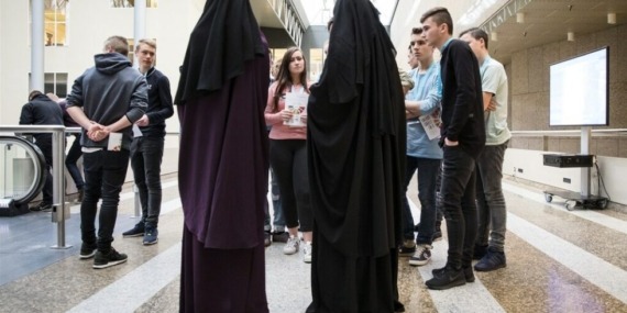 HOLLANDA’DA TESETTÜR GİYİM (BOERKA) VE SONRASINDA BİKİNİ İLE BAŞLAYIP TOPLESS’E UZANAN SERÜVEN…