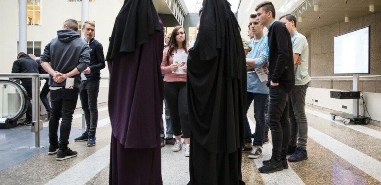 afbeelding-met-persoon-kleding-vrouw-person-au-980x551