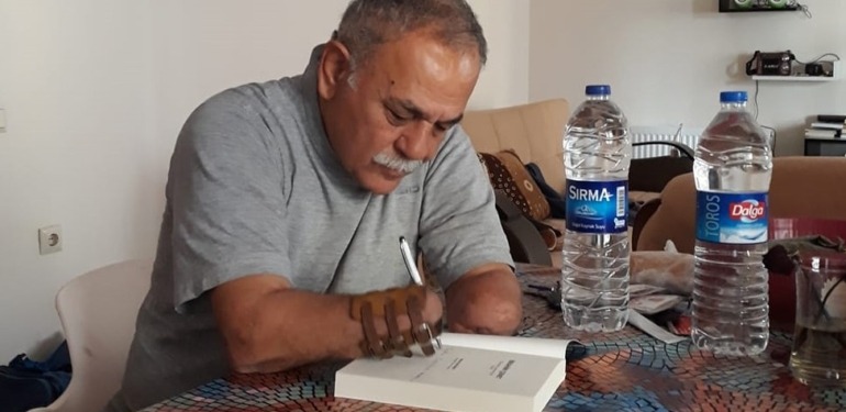 ibrahim çenet kitap imzalıyor