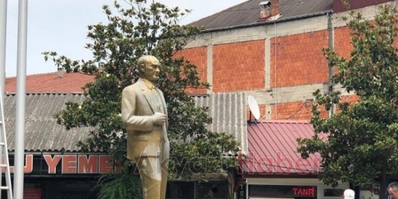 Akyazı’da Atatürk Anıtı’na saldırı!?