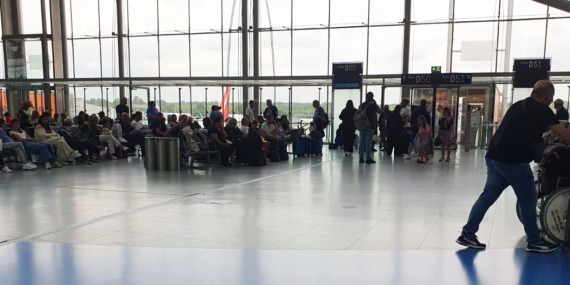 Çevrecilerin eylemi Köln Havaalanı uçuşlarını iptal ettirdi..