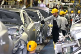 aa-20240730-35268669-35268668-sakaryada-yilin-ilk-yarisinda-uretilen-10-aractan-7si-dunya-yollarinda