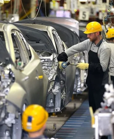 aa-20240730-35268669-35268668-sakaryada-yilin-ilk-yarisinda-uretilen-10-aractan-7si-dunya-yollarinda