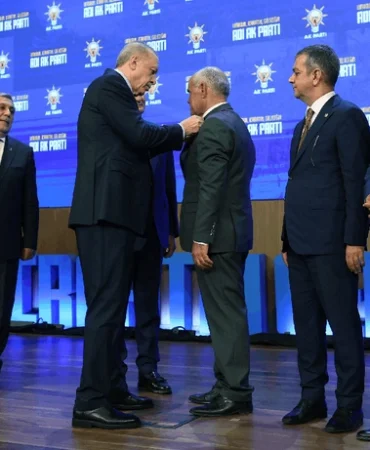 erdogan-rozetlerini-takti-iste-akpye-gecen-belediye-baskanlari-ve-milletvekilleri-ytbr