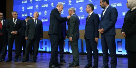Rozetlerini Erdoğan Taktı: İşte AKP’ye Geçen Belediye Başkanları ve Milletvekilleri!