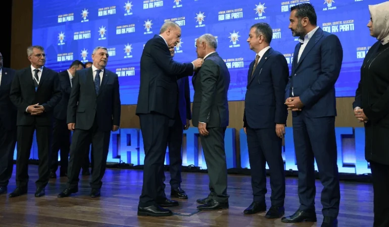 erdogan-rozetlerini-takti-iste-akpye-gecen-belediye-baskanlari-ve-milletvekilleri-ytbr