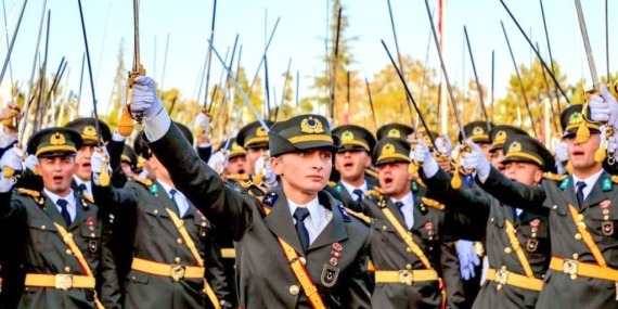 Türkiye, işi gücü bıraktı, kılıç gösteren teğmenleri konuşuyor!?