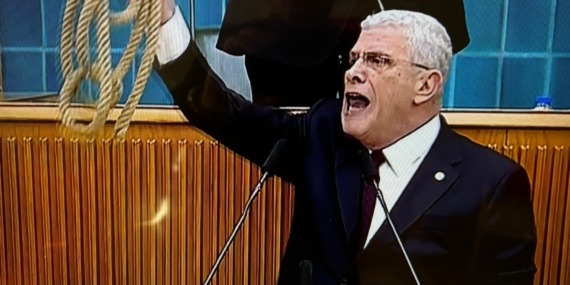 İYİ Parti Genel Başkanı Musavvat Dervişoğlu,” APO’yu asamadın, milletin umutlarını astın” diyerek, Bahçeli’yi eleştirdi..