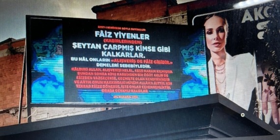 Adım, adım, ayetler pankartlarda!