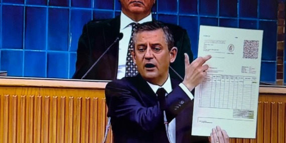 Özgür Özel, Yunus Emre Enstitüsü soygunu imzalarını paylaştı..