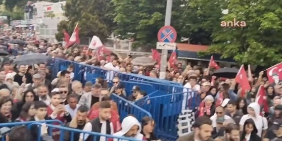 Ankara’da halk, yasaklara karşı ayağa kalktı, polis barajlarını yıkıp, Anıtkabir’e akıyor..