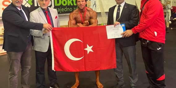 Türk Bayrağını Karadağ’da dalgalandırdılar..