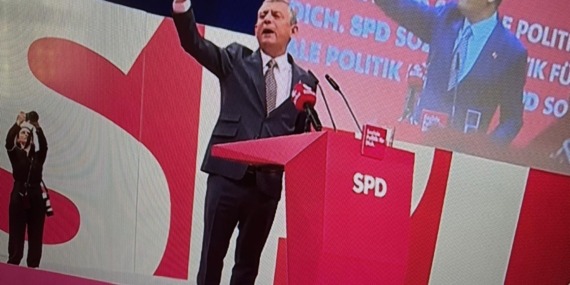 Almanya’da Sosyal Demokratlar, İBB Başkanı Ekrem İmamoğlu’na,” özgürlük pankartı” ile destek verdi..