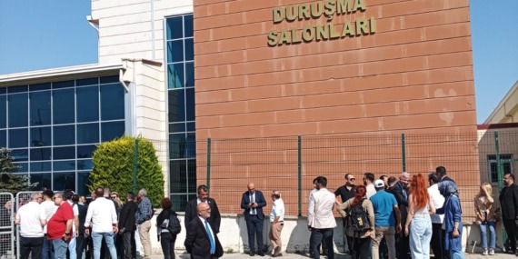 Zafer Partisi Genel Başkanı Prof. Dr. Ümit Özdağ, mahkemede alkışlarla karşılandı..