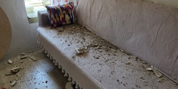 Sındırgı deprem bölgesinde insanlara sabah- akşam yemek yardımı yapılıyor..