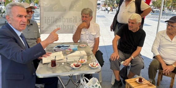 Kentin merkezine çadır kurdu, ” Vatan, Bayrak, Millet” fikriyatını anlatıyor..