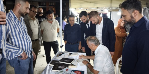 Gazeteci, Yazar Yusuf Cinal kitaplarını imzaladı..