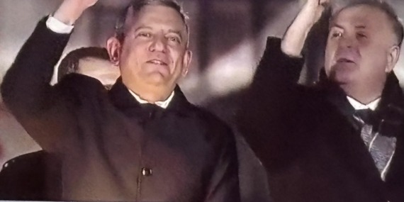 Vatandaşlar, CHP Genel Başkanı Özgür Özel ve İBB Başkanı Ekrem İmamoğlu’nu yalnız bırakmadı..