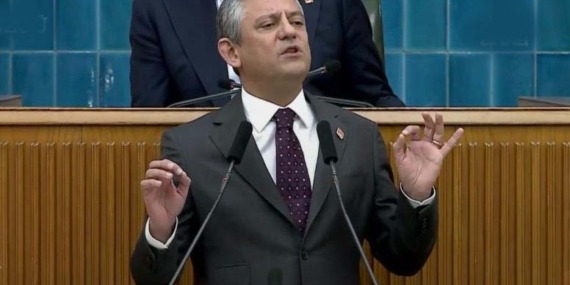 Özgür Özel,” Hizmetlerimize çökmesinler diye, gece yarısı açılış yaptık” dedi..